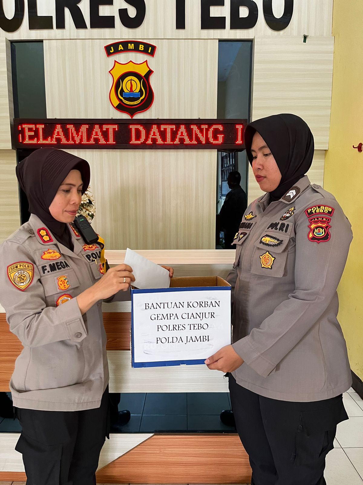 Kapolres Tebo Akbp Fitria Mega M.psi.psi Beserta Anggota memberi  Bantuan Korban Gempa Di Cianjur