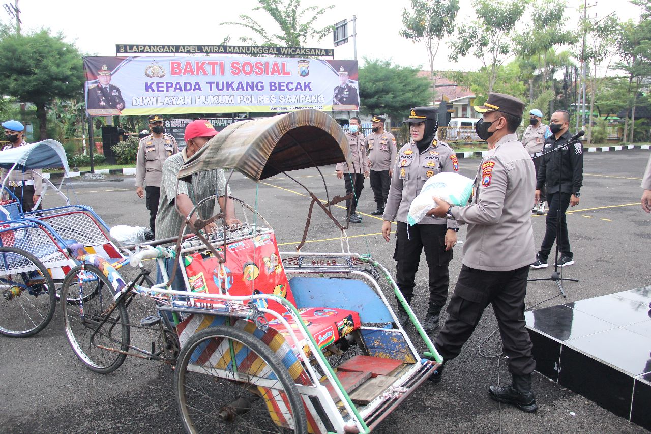 KAOLRES SAMPANG – LAKSANAKAN BAKTI SOSIAL KEPADA TUKANG BECAK DIKAWASAN SAMPANG KOTA