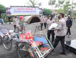 KAPOLRES SAMPANG – LAKSANAKAN BAKTI SOSIAL KEPADA TUKANG BECAK DAYUNG DIKAWASAN SAMPANG KOTA