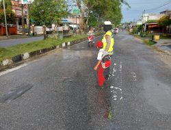 PEDULI KESELAMATAN – SATLANTAS POLRES SUBULUSSALAM BANTU SEBERANGKAN ANAK SEKOLAH