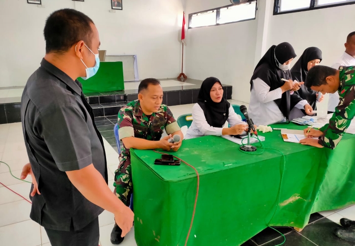 GANDENG BNNK – KODIM 0202/PIDIE SELENGGARAKAN PENYULUHAN P4GN DAN PERIKSA URINE SECARA ACAK