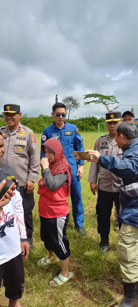 Polri Kembali MengirimKan Bantuan Kebutuhan Bagi Para Korban  Pengungsian  Genpa Cianjur .Pengiriman Bantuan  Di Lakukan  Dengan Mengunakan Helikopter