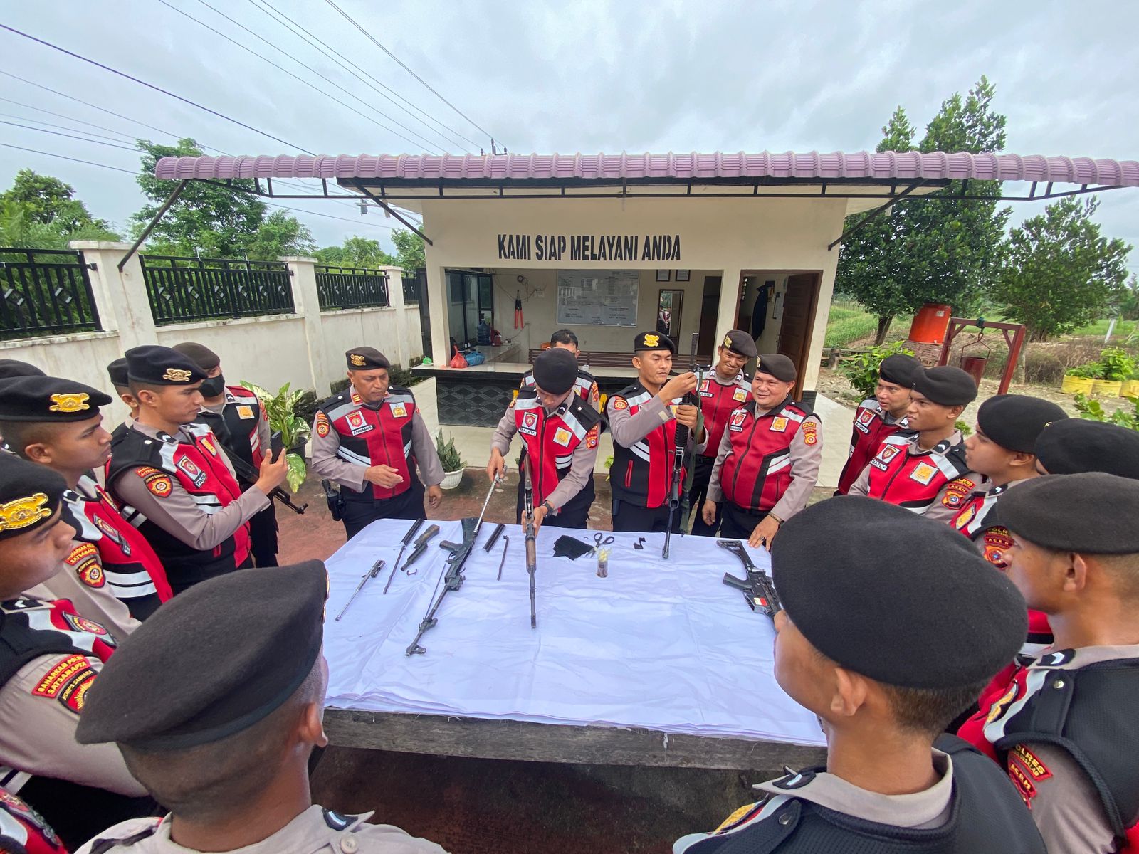 TINGKATKAN KEMAMPUAN PERSONEL – SAT SAMAPTA POLRES SUBLUSSALAM LATIHAN TEHNIK BONGKAR PASANG SENPI