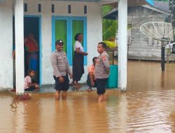 KAPOLSEK SETIA BAKTI – BERSAMA ANGGOTANYA PANTAU LOKASI BANJIR SEJUMLAH DESA