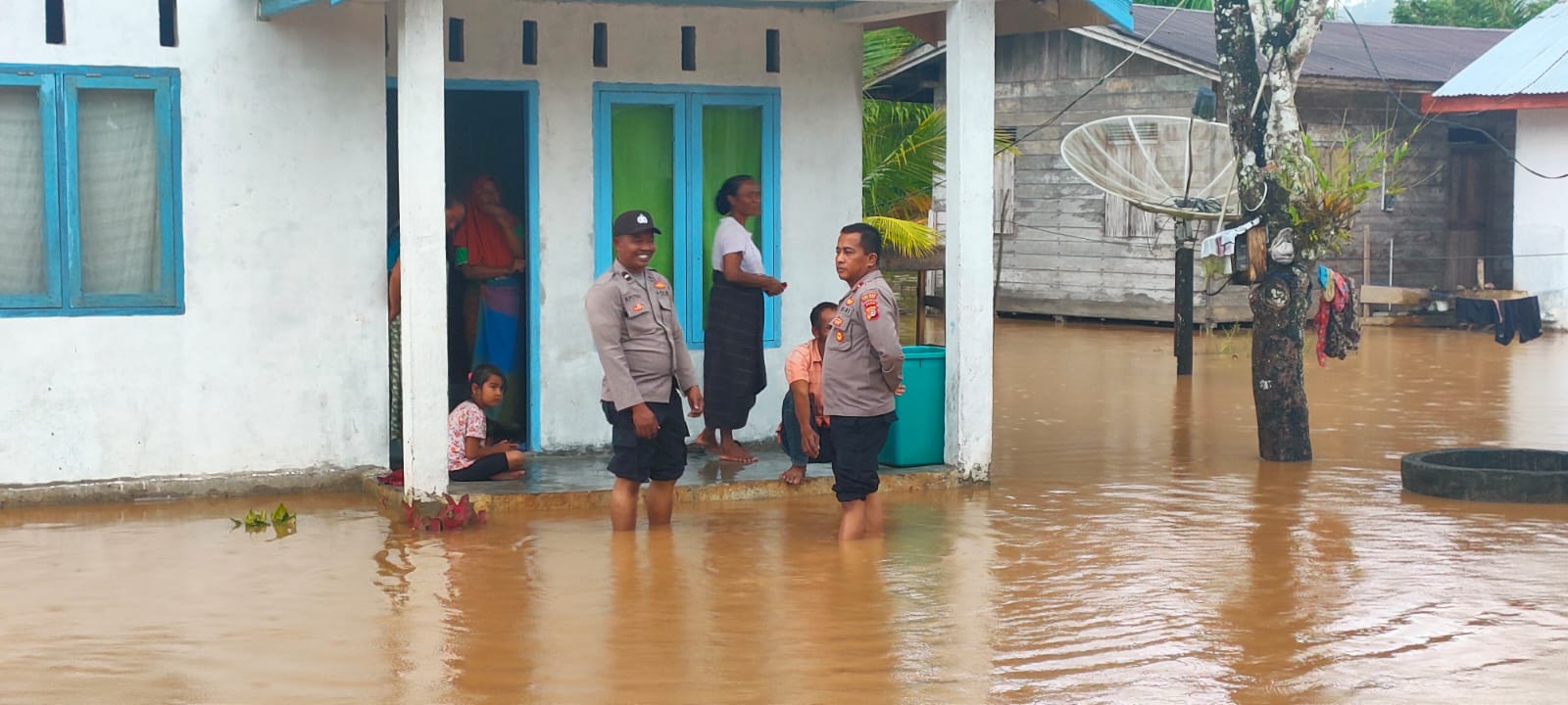 KAPOLSEK SETIA BAKTI – BERSAMA ANGGOTANYA PANTAU LOKASI BANJIR SEJUMLAH DESA