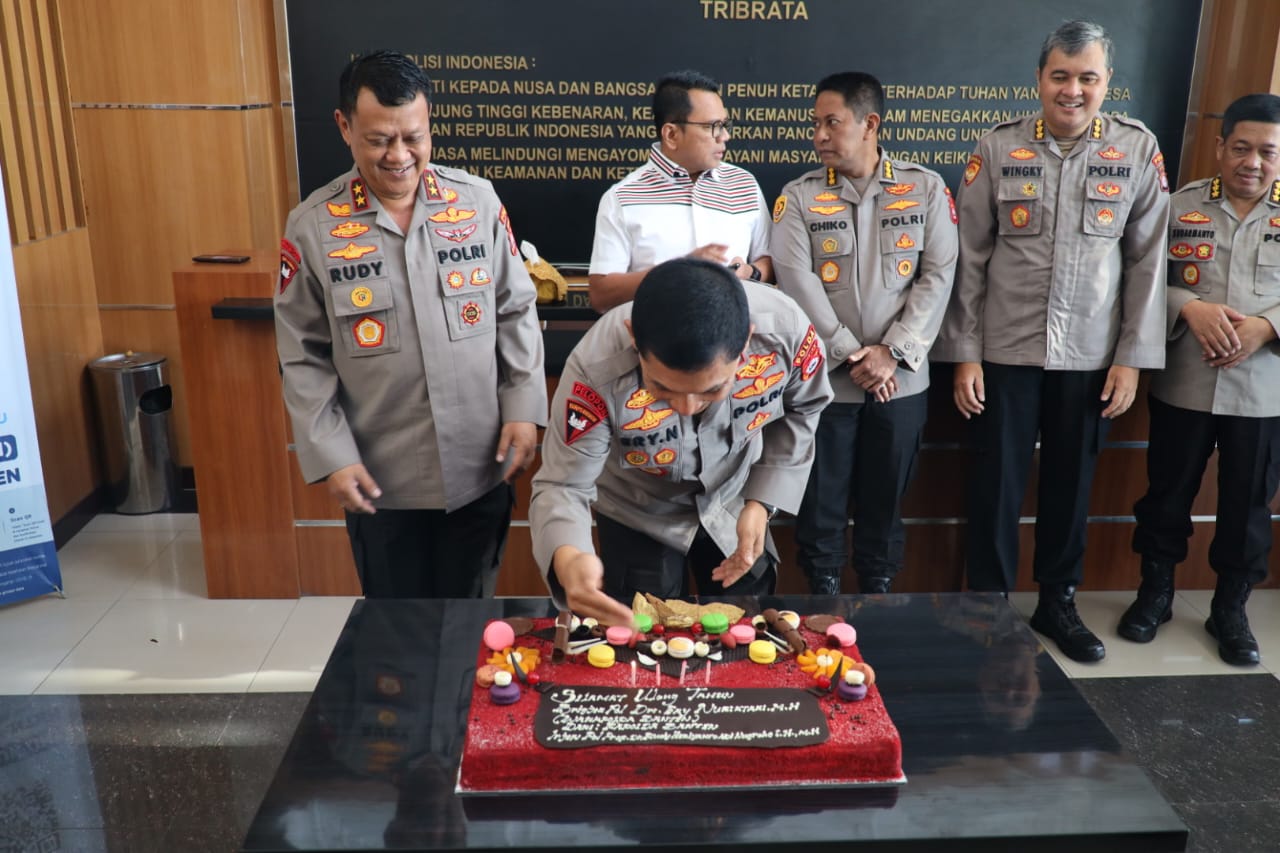 Hari Ulang Tahun Ke- 57 Wakapolda Banten, Kapolda Berikan Kejutan