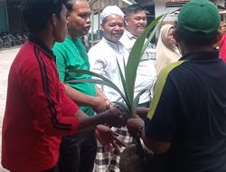 KETUA DPRD LABURA – BAKTI SOSIAL BANTU BIBIT TANAMAN KELAPA DAN BIBIT RAMBUTAN KEPADA MASYARAKAT