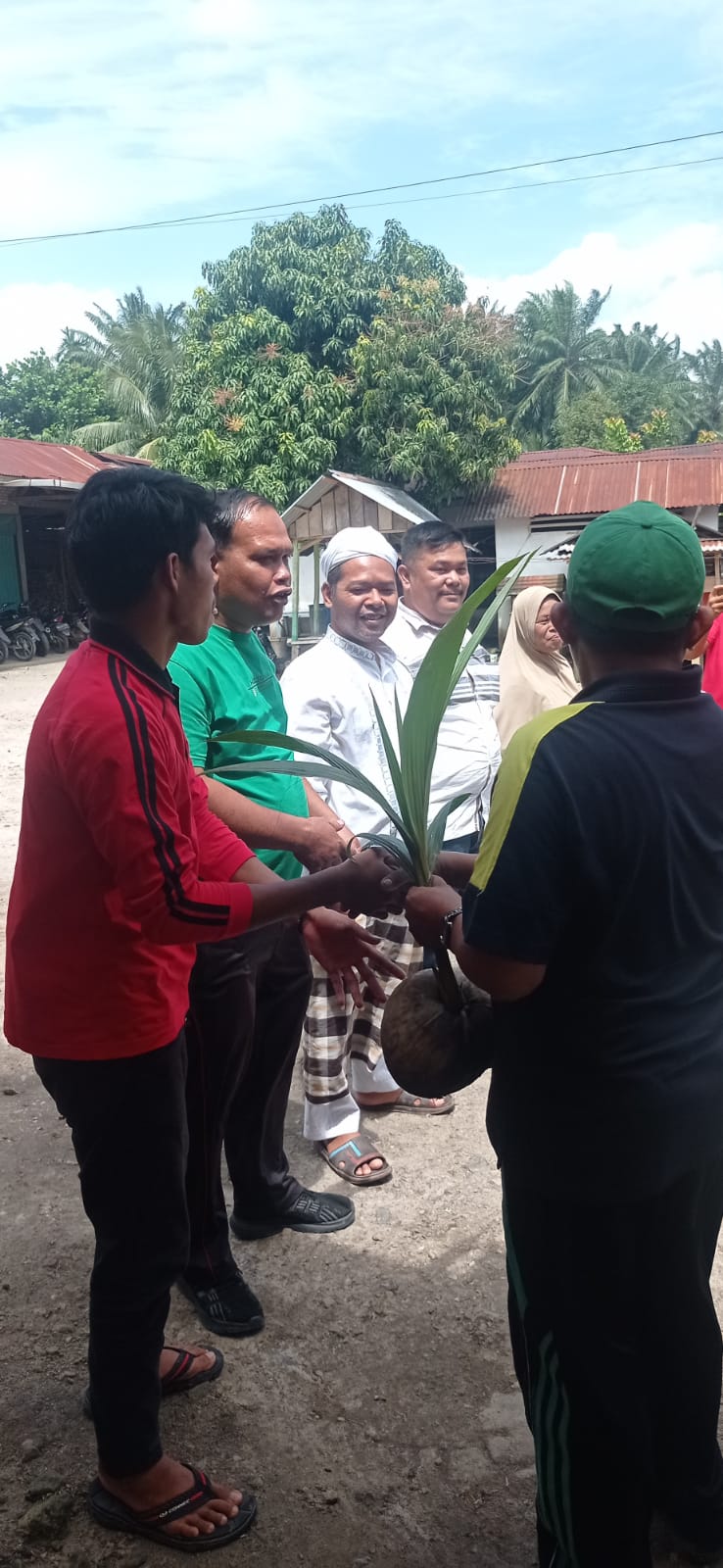 KETUA DPRD LABURA – BAKTI SOSIAL BANTU BIBIT TANAMAN KELAPA DAN BIBIT RAMBUTAN KEPADA MASYARAKAT