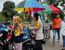 Kapolres Tebo Akbp Fitria Mega M.psi.psi Di Dampingi oleh Bhabinkamtibmas  Muara Tebo Bripka Andi Gristian Blusukan Ke Pasar Muara Tebo