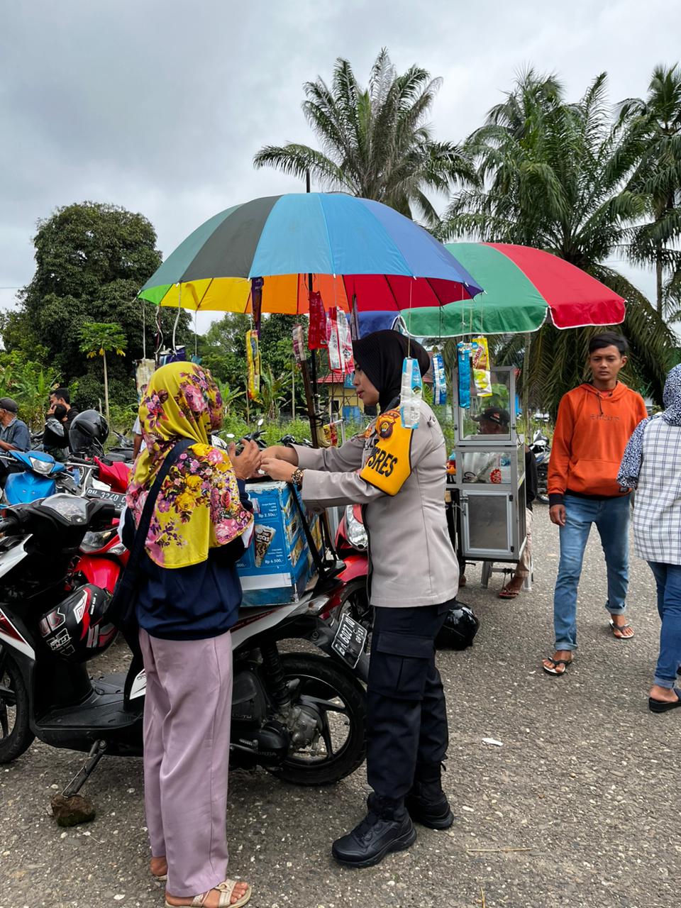 Kapolres Tebo Akbp Fitria Mega M.psi.psi Di Dampingi oleh Bhabinkamtibmas  Muara Tebo Bripka Andi Gristian Blusukan Ke Pasar Muara Tebo