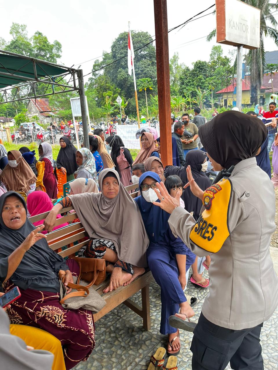 Kapolres Tebo Akbp Fitria Mega M.psi.psi Mengawasi  Secara Ketat  Penyaluan Bantuan  Langsung Tunai (BLT) Agar Tepat Sasaran