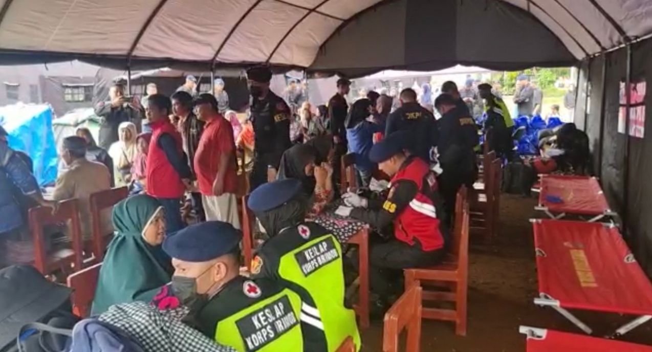 Tim Medis Brimob Polri Jemput bola Beri Pelayanan kesehatan Pengungsi Gempa Cianjur