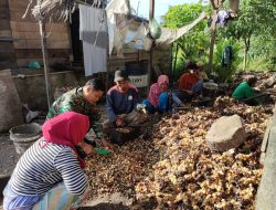 BANGUN SEMANGAT PETANI – KOPDA MARIADI SAMBANGI PETANI KELAPA SAWIT