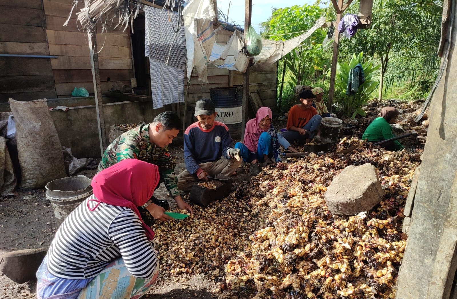 BANGUN SEMANGAT PETANI – KOPDA MARIADI SAMBANGI PETANI KELAPA SAWIT