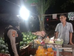 PATROLI MALAM HARI – PERSONEL SAT SAMAPTA POLRES ACEH JAYA SAMBANGI WARGA DAN SAMPAIKAN PESAN KAMTIBMAS