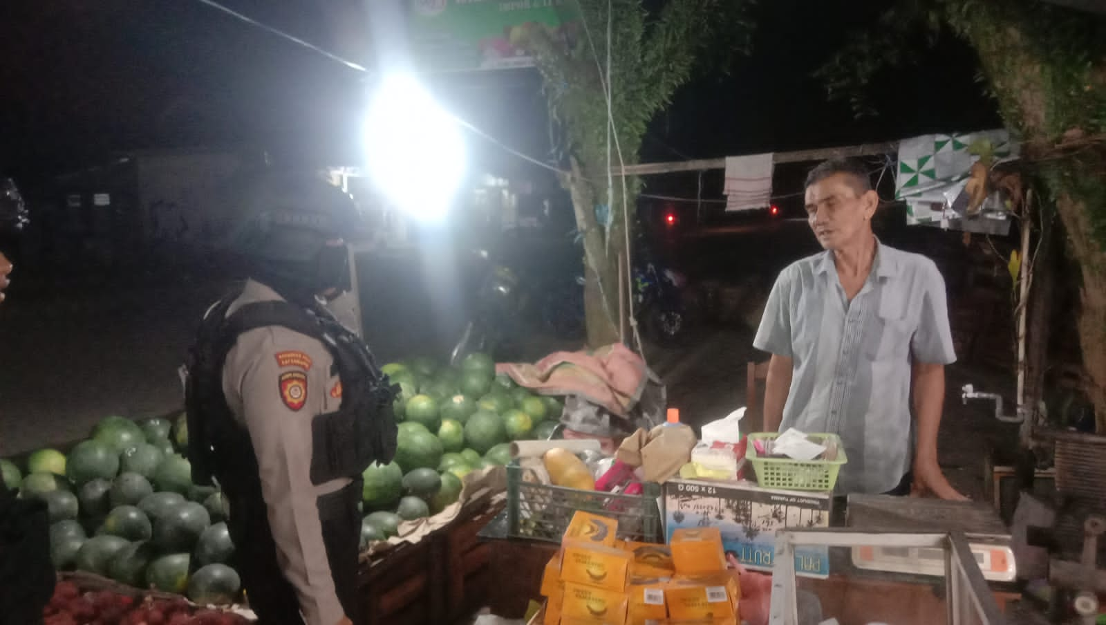 PATROLI MALAM HARI – PERSONEL SAT SAMAPTA POLRES ACEH JAYA SAMBANGI WARGA DAN SAMPAIKAN PESAN KAMTIBMAS