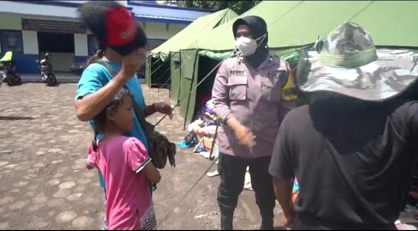 Rumah Nya hancur Akibat Gempa Cianjur,Polwan Bhabinkamtibmas  Ini Tetap Jalani  Tugas Layani Masyarakat