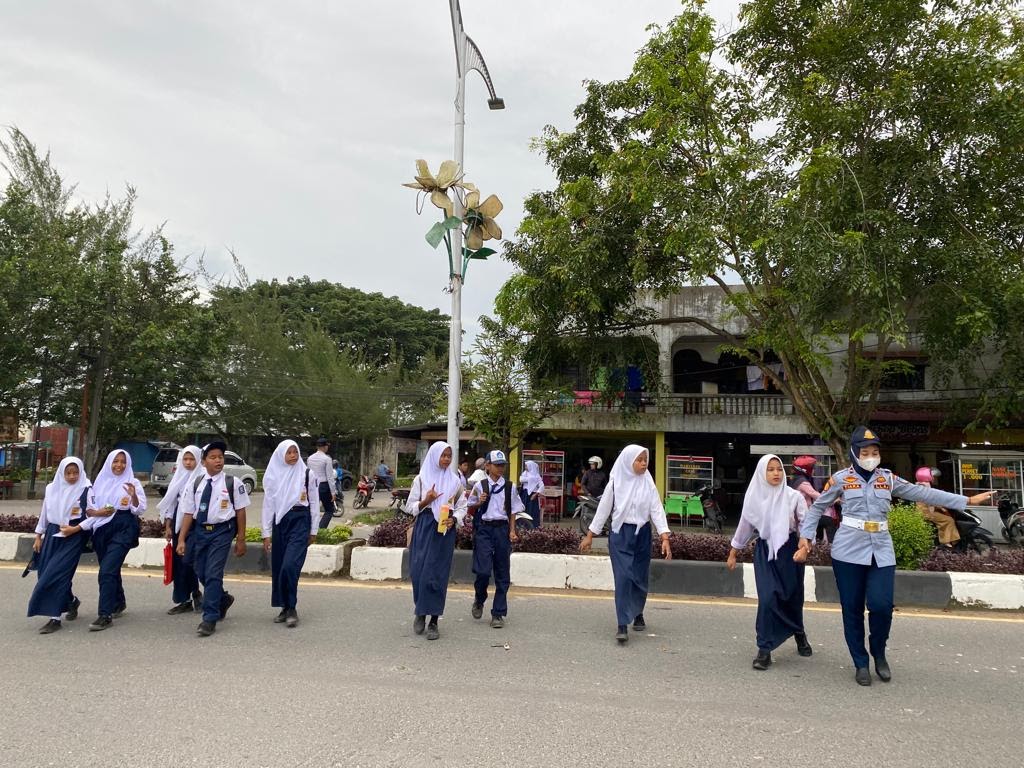 DISHUB KOTA LANGSA TUNJUKKAN KINERJA BAIK – PAGI HARI INI PERSONIL LAKUKAN GIAT KESELAMATAN ANAK SEKOLAH