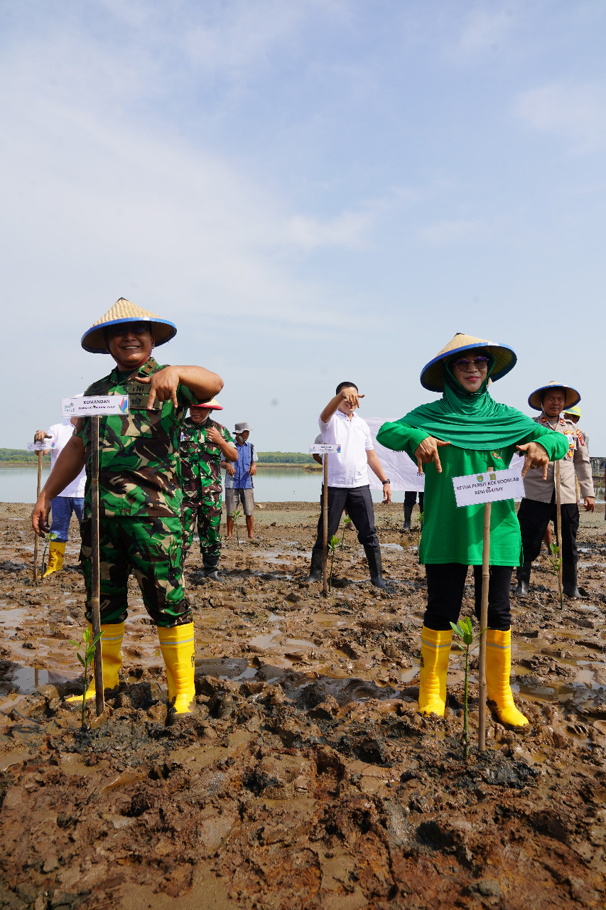 Peduli Lingkungan, Danrem 064/ MY dan Kodim 0602/ Serang Tanam Mangrove Bersama Elemen Masyarakat