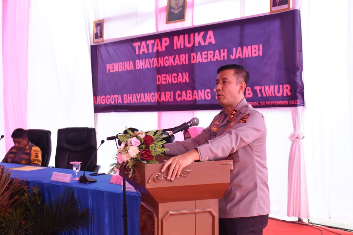 Kapolda Jambi Irjen.Pol.Drs.Rusdi Hartono Melaksanakan Kunjungan Ke Polres Tanjab Timur Di Dampingi Oleh Ketua Bhayangkari Daerah Jambi  Ny.Rena Rusdi Hartono