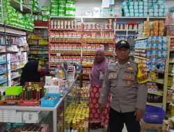 PASTIKAN HARGA SEMBAKO STABIL – PERSONEL POLSEK KRUENG SABEE SIDAK KESEJUMLAH PASAR DAN PERTOKOAN