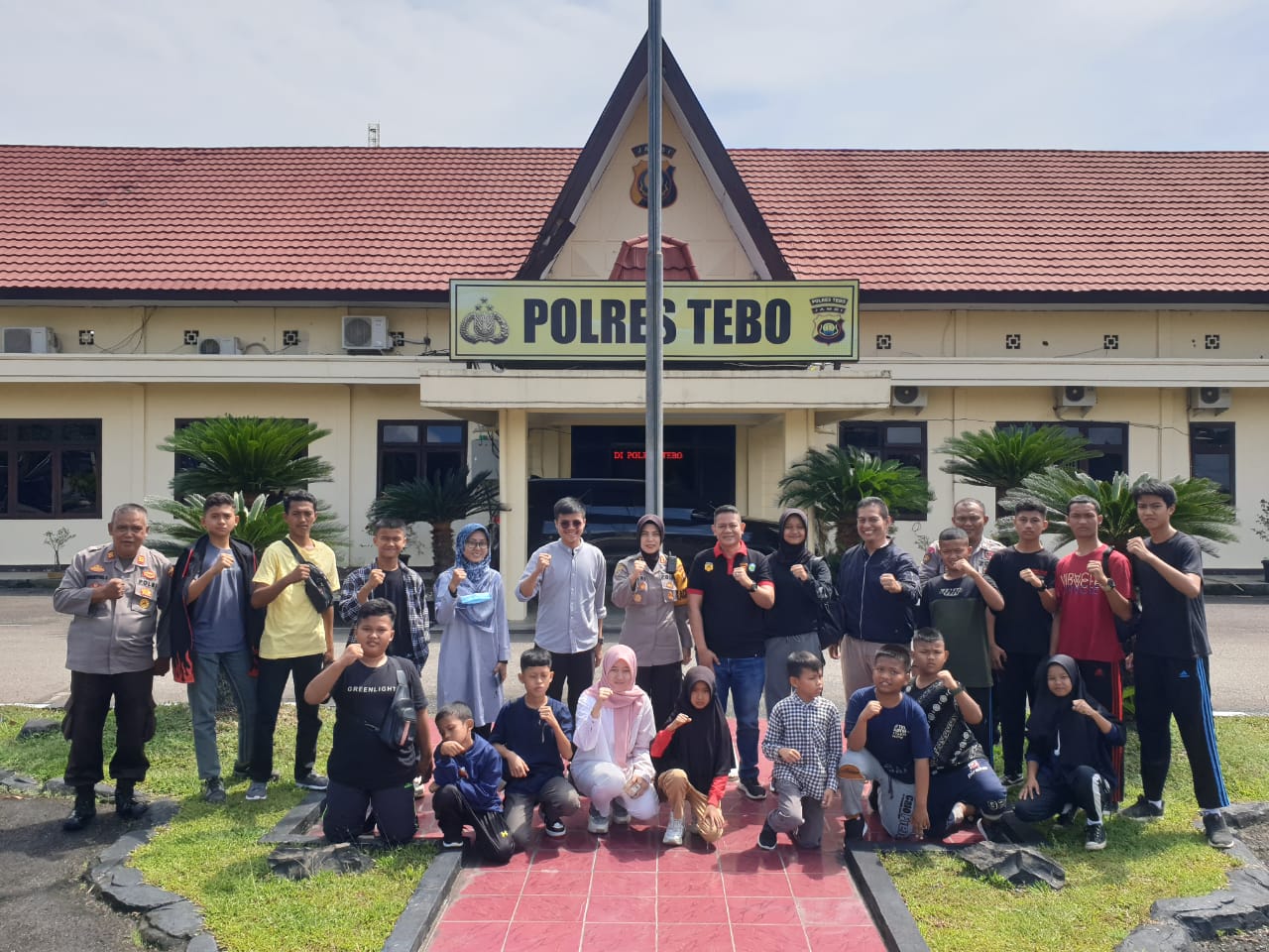 Ketua Inkanas Kab Tebo.Yaitu Kapolres Tebo Akbp Fitria Mega M.psi.Psi Melepas Kontigenan Karate  Kab Tebo  Ke Kota Jambi