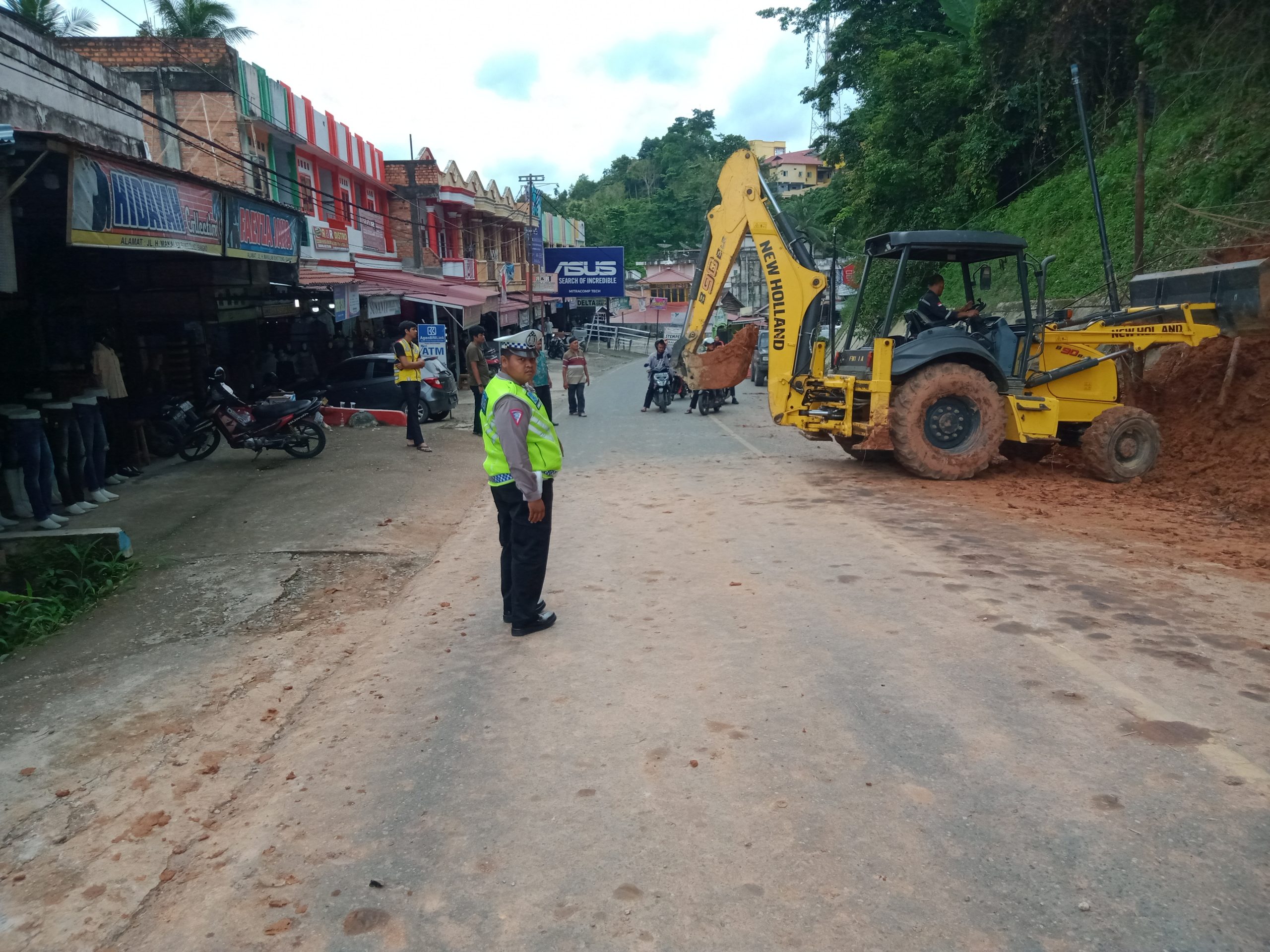 Reka Jalan Akibat Lonsor,Satlantas Polres Merangin Alihkan Jalan