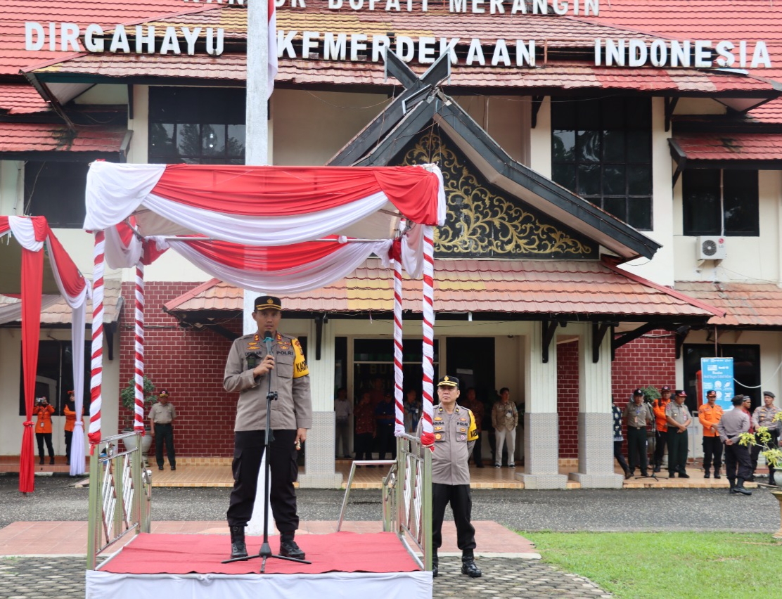 Apel Siaga Bencana Banjir dan Lonsor,Kapolres Meragin Beri Arahannya