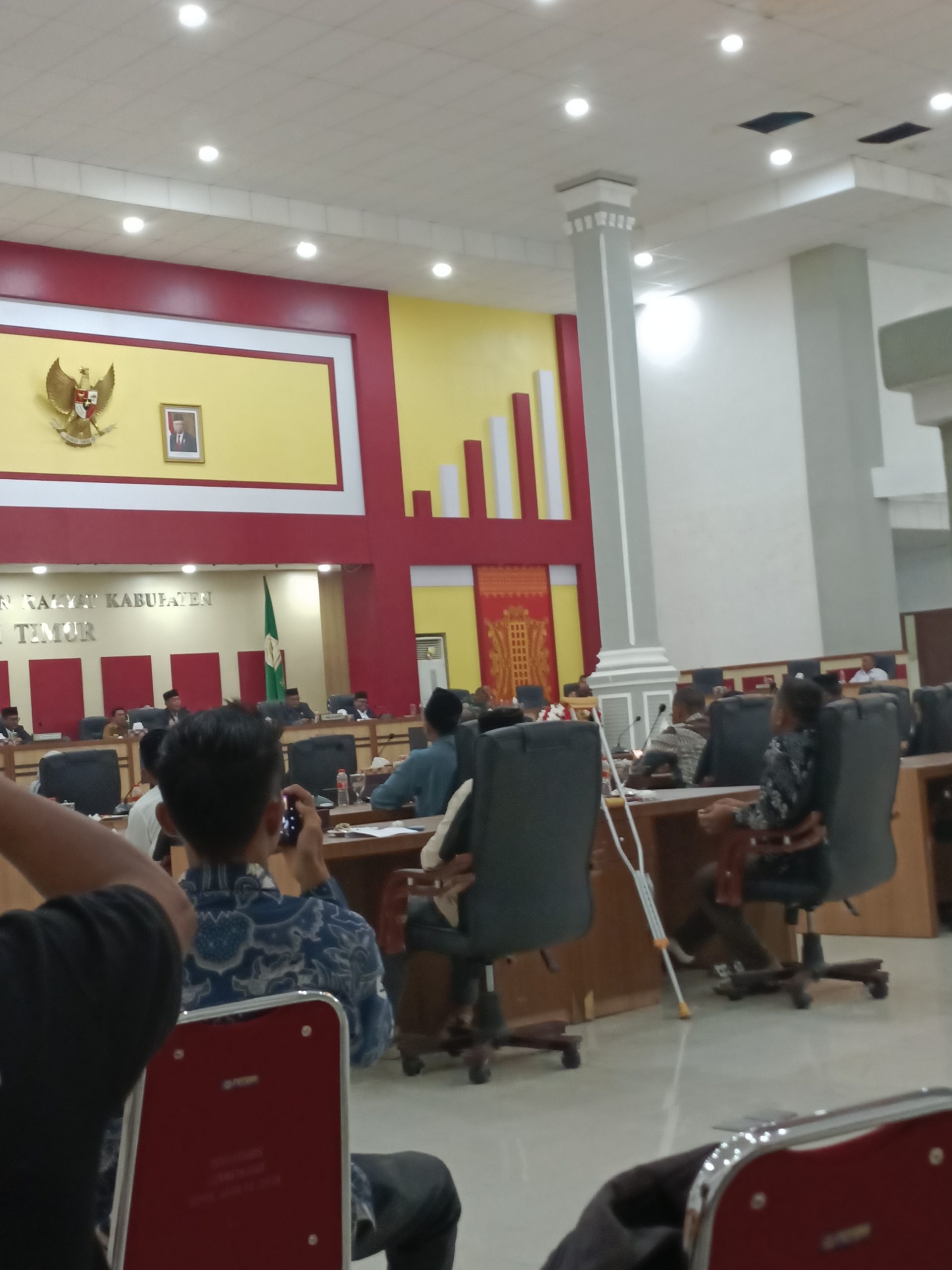 KADIS PUPR ACEH TIMUR, TIDAK BERANI HADIRI SIDANG PARIPURNA DPRK APALAGI BERHADAPAN DENGAN WARTAWAN.