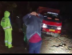 Kapolsek Sungai Manau Bantu Pembersihan jalan Lonsor di Jalur Perbatasan Merangin Kerinci