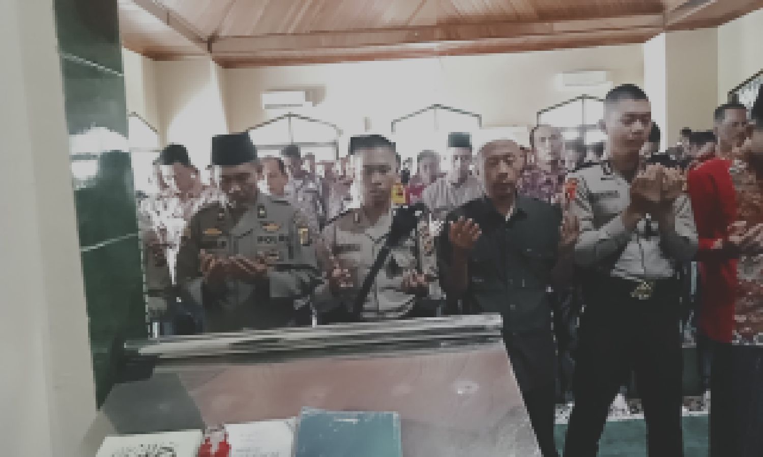 Personil Polres Merangin dan Siswa DIKTUKBA Polri SPN Jambi Laksanakan Sholat Ghaib di Masjid At-Taubah.