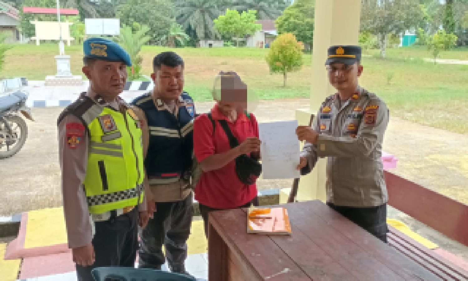 Warga Temukan Senpi Rakitan di Pondok Kebun,dan Serahkan ke Kapolsek Tabir Selatan