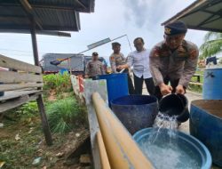 Polda Jambi Suplay Air Bersih ke Warga Seberang