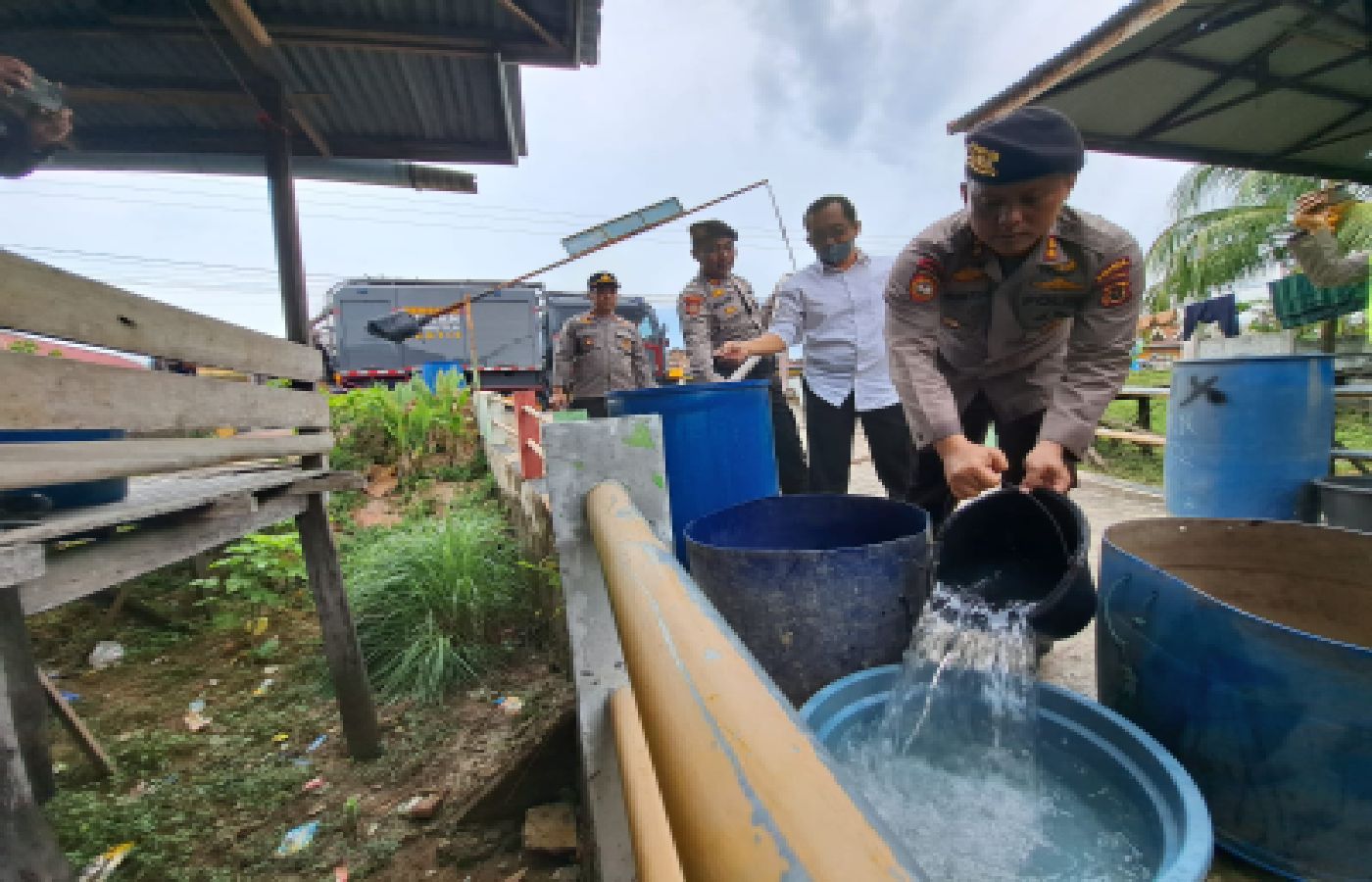 Polda Jambi Suplay Air Bersih ke Warga Seberang