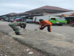 Sinergi TNI/POLRI dalam Rangka Pelaksanaan Quick Repons Polsek Tabir Bantu Masyarakat Bangun Los Pasar.