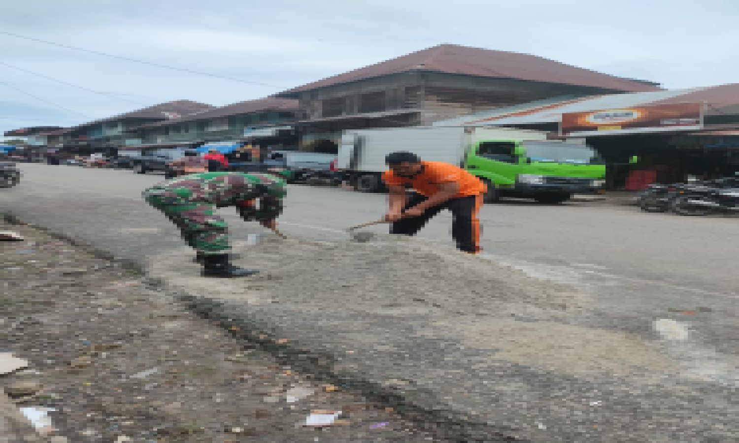 Sinergi TNI/POLRI dalam Rangka Pelaksanaan Quick Repons Polsek Tabir Bantu Masyarakat Bangun Los Pasar.