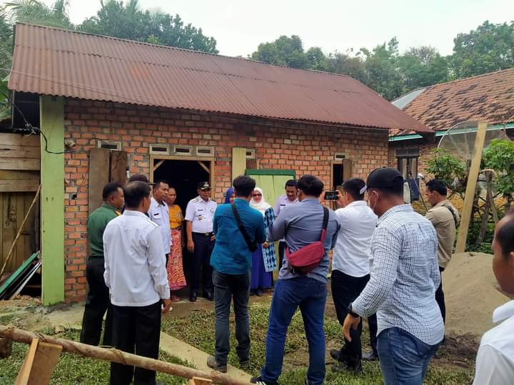 Pj.Bupati Tebo H.Aspan ST Bersama TP.PKK   Hj.Armayanti  Memberikan Bantuan Kepada Warga,Baik Berupa  Kursi Roda ,Bantuan Korban Kebakaran  Dan Penyerahan Bedah Rumah Warga Di  Desa Tuo Ilir Kec .Tebo Ilir