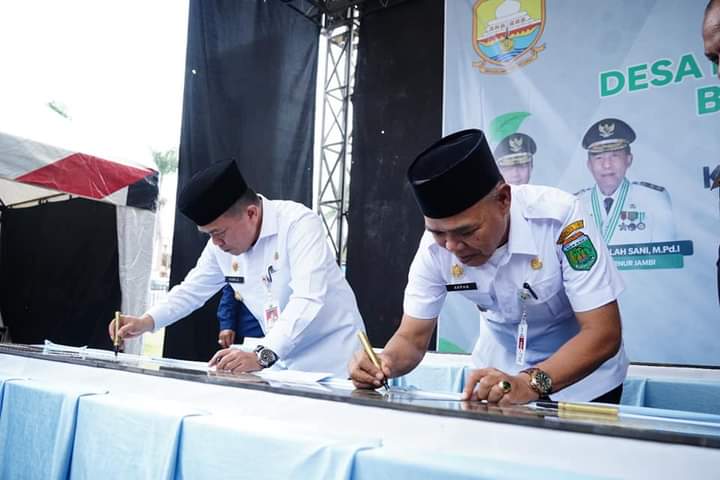 Pj.Bupati Tebo H.Aspan.ST Mendampingi Gubernur Jambi  Dr.H Al.Haris.S.Sos .MH. Dalam Peresmian 15 Desa  Pemekaran  Dalam Kabupaten Tebo Di Halaman Kantor Camat Rimbo Bujang