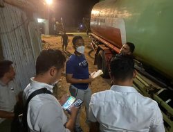 Personil Subdit IV Ditreskrimsus Polda Jambi Mengamankan Satu Unit Truk Tangki Warna  Hijau Kapasitas 20.000  Liter  Bertuliskan PT.JTP Yang Memuat BBM Yang Di Duga  Solar Olahan Yang Akan  Melakukan Bunker