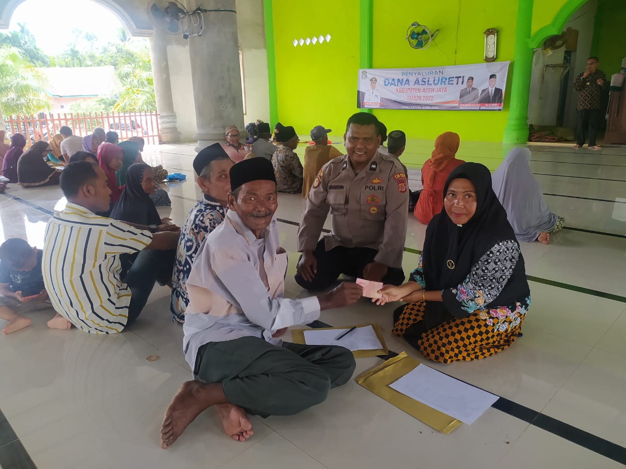 PERSONEL POLSEK SAMPOINIET POLRES ACEH JAYA – PANTAU PENYALURAN BANTUAN UANG ASISTENSI – ASLURETI