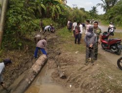 JUM’AT BERSIH – PEMERINTAH DESA PANGLIMA SAHMN DAN JAJARAN GOTONG ROYONG UNTUK MENJAGA KEINDAHAN LINGKUNGAN