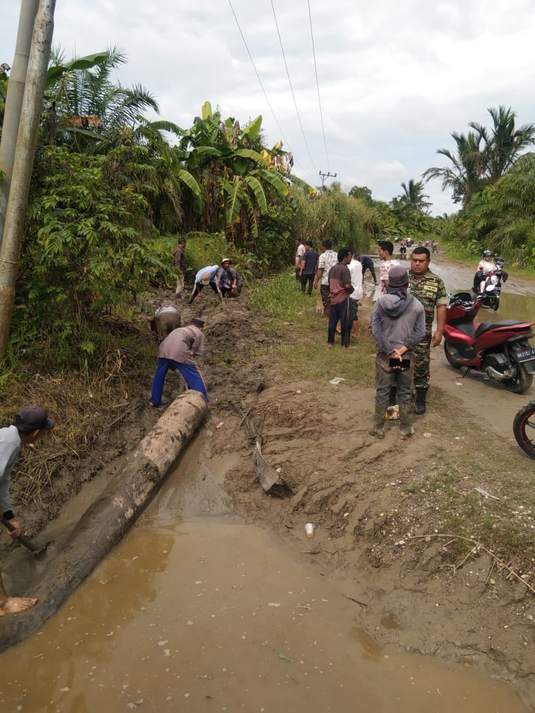 JUM’AT BERSIH – PEMERINTAH DESA PANGLIMA SAHMN DAN JAJARAN GOTONG ROYONG UNTUK MENJAGA KEINDAHAN LINGKUNGAN