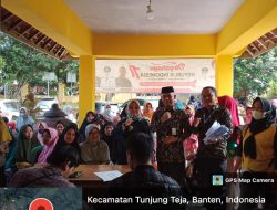 Euis Yatun Hamidah TKSK Kecamatan Tunjung Teja Dampingi Pembagian BLT BBM Dan PKH