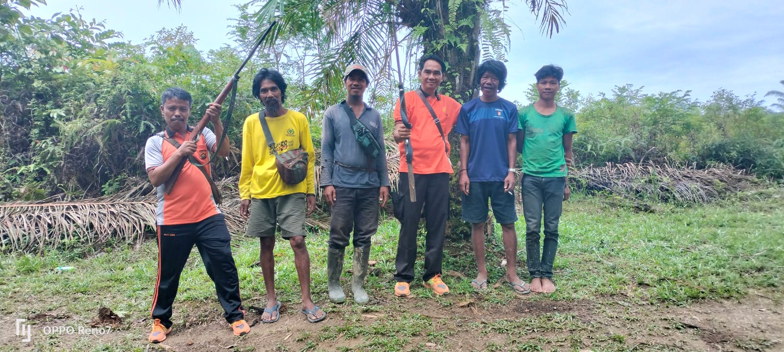 Kapolsek Muara Tabir Ipda Trisman Menerima Langsung Penyerahan 2 Pucuk Senpi Rakitan Jenis Kecepek Laras Panjang  Dari Suku Anak Dalam Di Area Perkebunan Sawit Warga  Desa  Sungai  Jernih  Kec.Muara Tabir