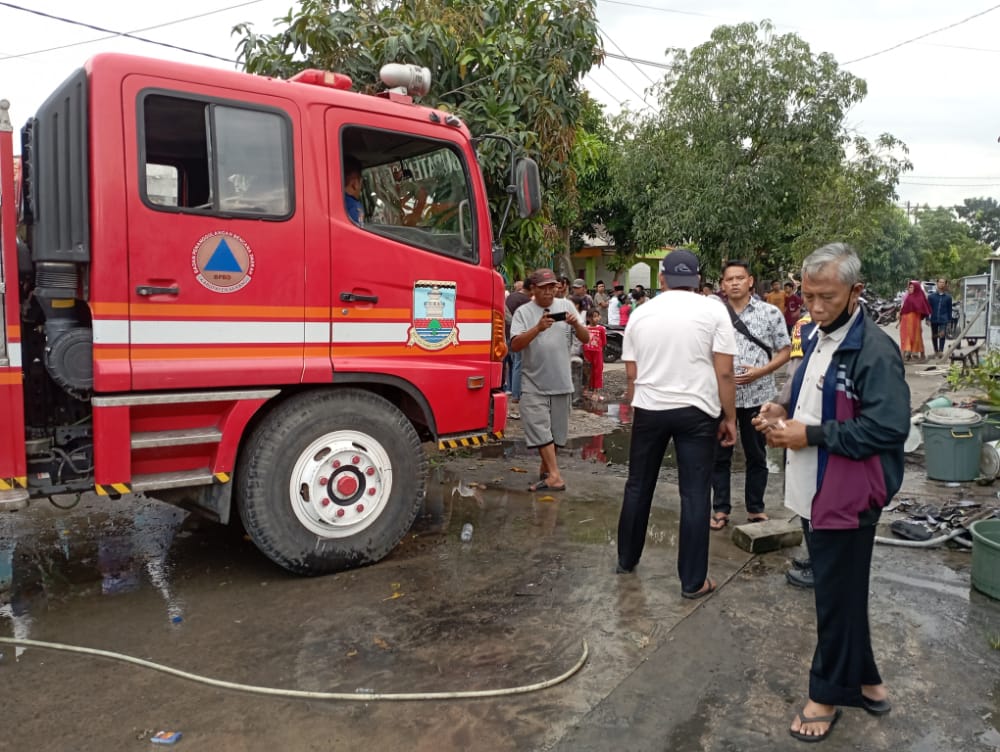 Polsek Cisoka Polresta Tangerang Bersama Warga Bantu Memadamkan Api Kebakaran, 3 Orang Dilaporkan Meninggal