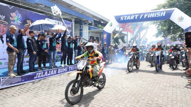 JELAJAH BUMI TRUNOJOYO – BUPATI DAN WABUB LEPAS 800 PESERTA SAMPANG ADVENTURE TRAIL