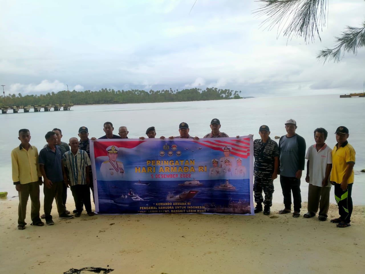 TNI AL Sambut Hari Armada RI Tahun 2022, Posal Pulau Banyak Lanal Simeulue Gelar Kegiatan Bersih Pantai