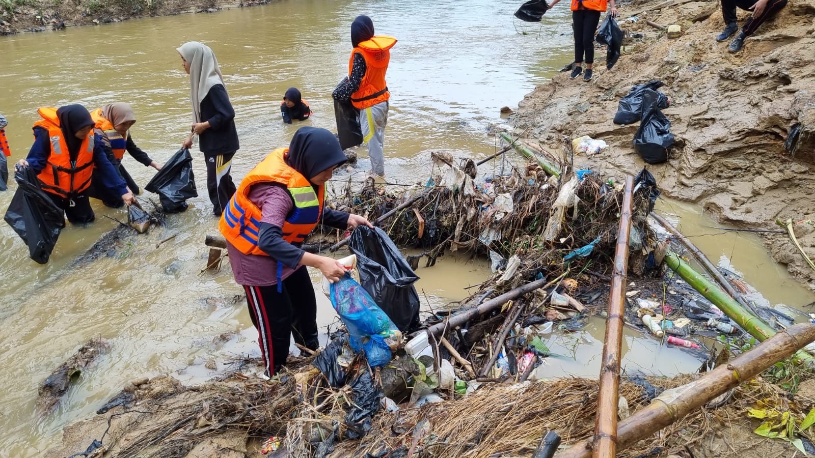 PERINGATI HARI RELAWAN INTERNASIONAL –  BASECAMP SOLIDARITAS INDONESIA ( BSI ) LAKUKAN KEGIATAN INI