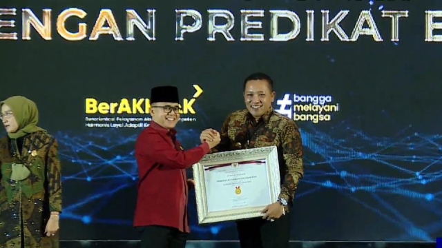 PREDIKAT SAKIP MENINGKAT –  BUPATI SAMPANG TERIMA PENGHARGAAN DARI MENPAN RB