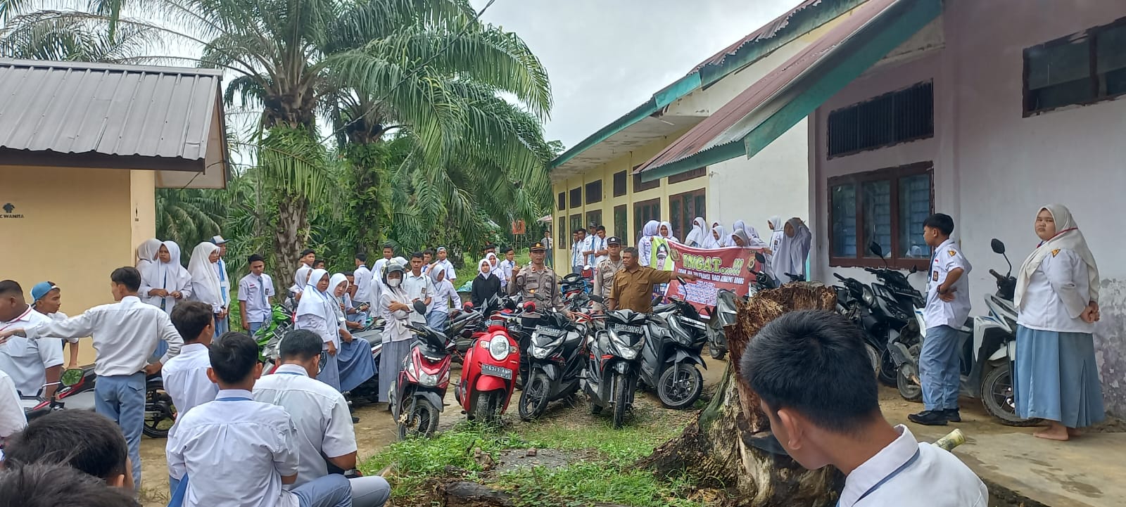 KUNJUNGI SEKOLAH –  KAPOLSEK SULTAN DAULAT BERIKAN SOSIALISASI DAN PENERTIBAN KNALPOT BRONG